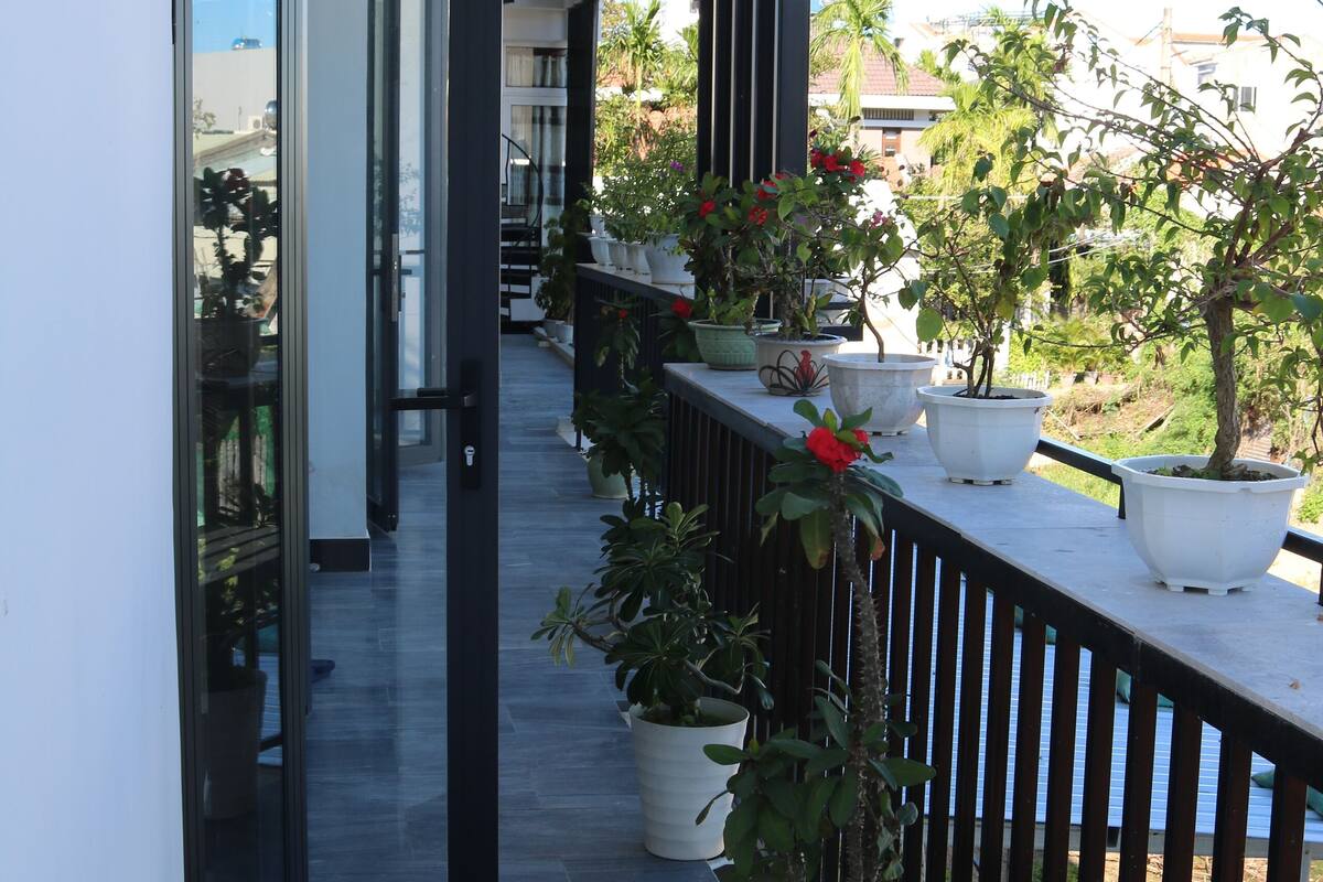 Ein Balkon mit Topfpflanzen und Blick auf die Umgebung.