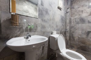 Family Room | Bathroom amenities | Shower, rainfall showerhead, hair dryer, slippers - Green Garden House Homestay (Da Nang)