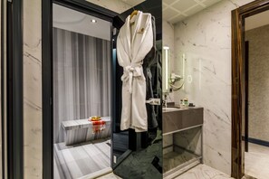 Junior Suite with Turkish Bath - Ground Floor | حمام | تجهيزات دش، مجففات شعر، خف للقدمين، مناشف