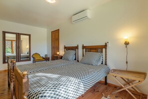 4 bedrooms, iron/ironing board, WiFi, bed sheets
