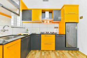 Kjøleskap, kokeplater, vannkoker og hurtigmikser