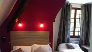 Triple Room | Free WiFi, individually decorated, individually furnished, bed sheets - Hôtel La Chrissandière (La Balme-de-Sillingy)