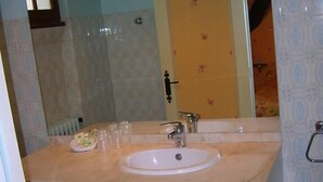 Shower, hair dryer, towels, soap - Hôtel La Chrissandière (La Balme-de-Sillingy)