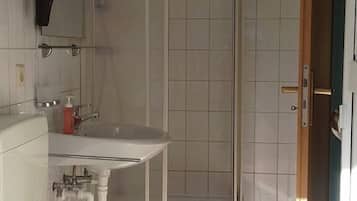 Double Room | Bathroom | Shower, free toiletries, hair dryer, towels