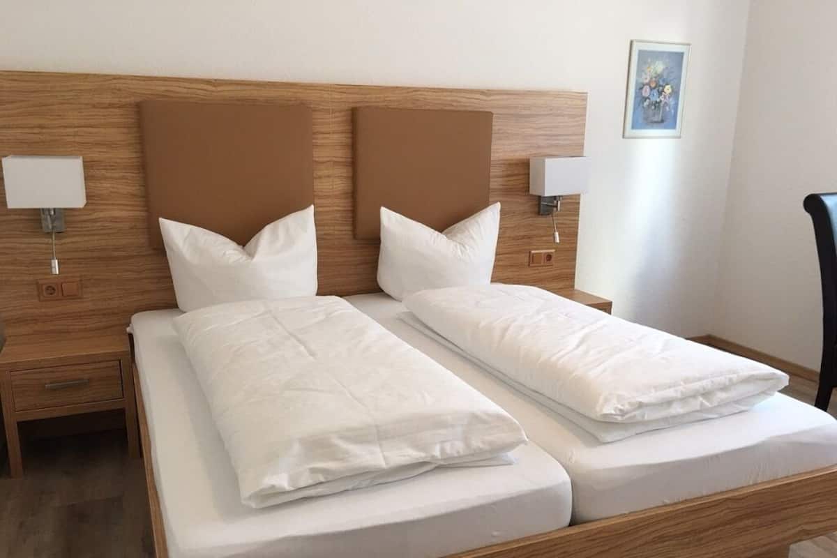 Double Room | Desk, free WiFi, bed sheets