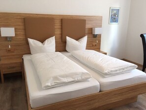 Escritorio, wifi gratis y ropa de cama 