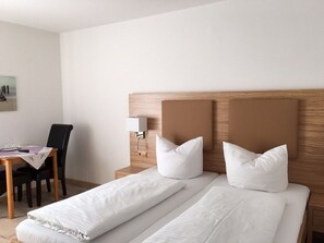 Escritorio, wifi gratis y ropa de cama 