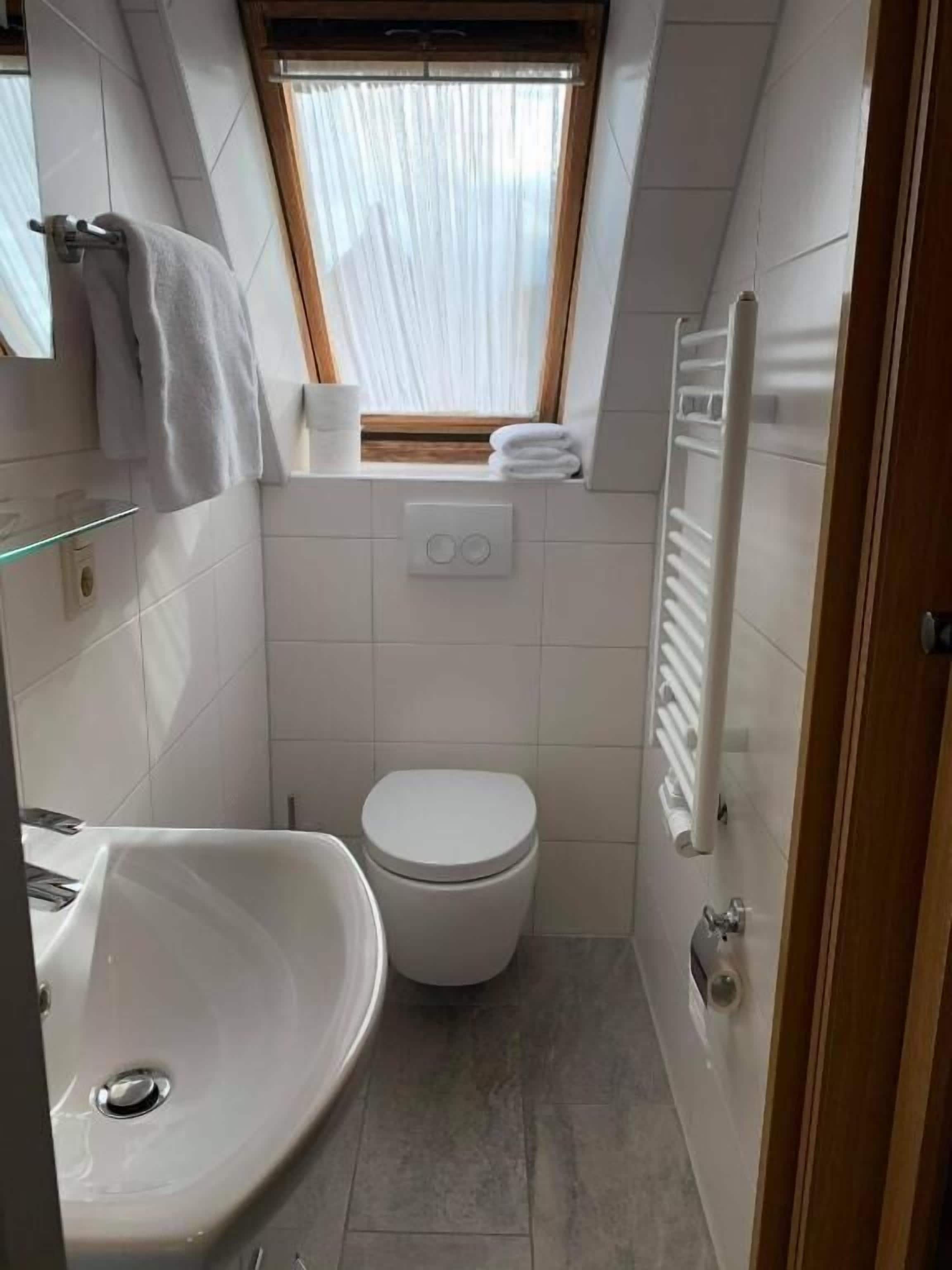 Pancuran mandi, kelengkapan dandanan diri percuma, pengering rambut 