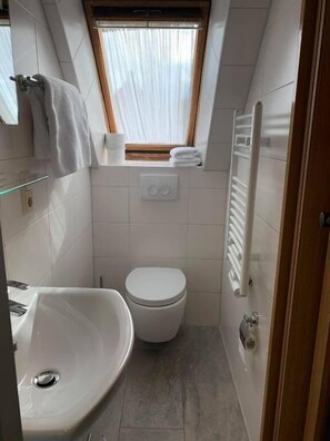 Dusche, kostenlose Toilettenartikel, Haartrockner, Handtücher