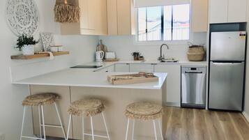 Full-size fridge, microwave, oven, stovetop