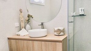 تجهيزات دش، مجففات شعر، مناشف، صابون