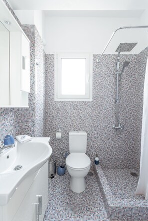 Estudio | Ba ño | Secadora de cabello, toallas, jabón, shampoo 