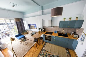 Apartamento, 2 quartos | Cozinha privada | Geladeira grande, micro-ondas, fogão, cooktop