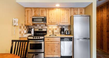 NOUVELLE LISTE! Condo confortable prÚs du ski, w / spa partagé, piscine, salle de gym, saunas