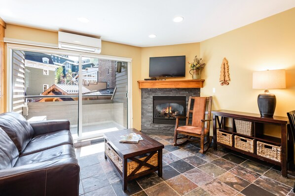 تلفزيون، مدفأة، مشغل دي في دي