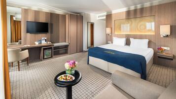 Superior kamer, 1 twee- of 2 eenpersoonsbedden, balkon, uitzicht op meer | Een minibar, een kluis op de kamer, geluiddichte muren