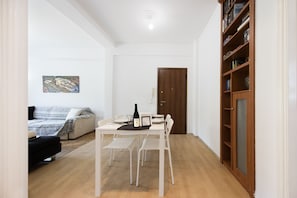Apartment | Essbereich im Zimmer