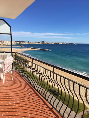Exceptional location, 1st line of the sea, 86m2 apartment with terrace