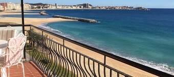 Exceptional location, 1st line of the sea, 86m2 apartment with terrace
