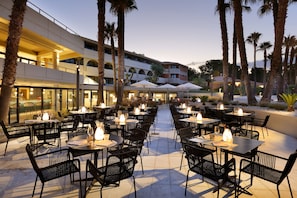 3 restaurants, breakfast, lunch, dinner served; Thai cuisine