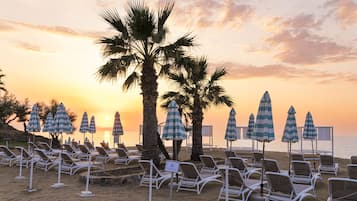 Aan het strand, ligstoelen aan het strand, parasols, strandlakens