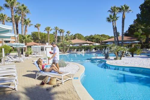 2 piscines extérieures, parasols de plage, chaises longues