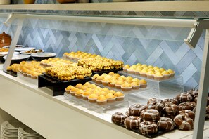 TĂ€gliches inbegriffenes FrĂŒhstĂŒcksbuffet