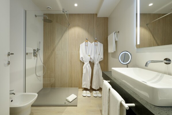 A modern bathroom with a glass-enclosed shower, a large sink, and a mirror. - The Signature Level at Grand Palladium Sicilia Resort & Spa (Campofelice di Roccella)