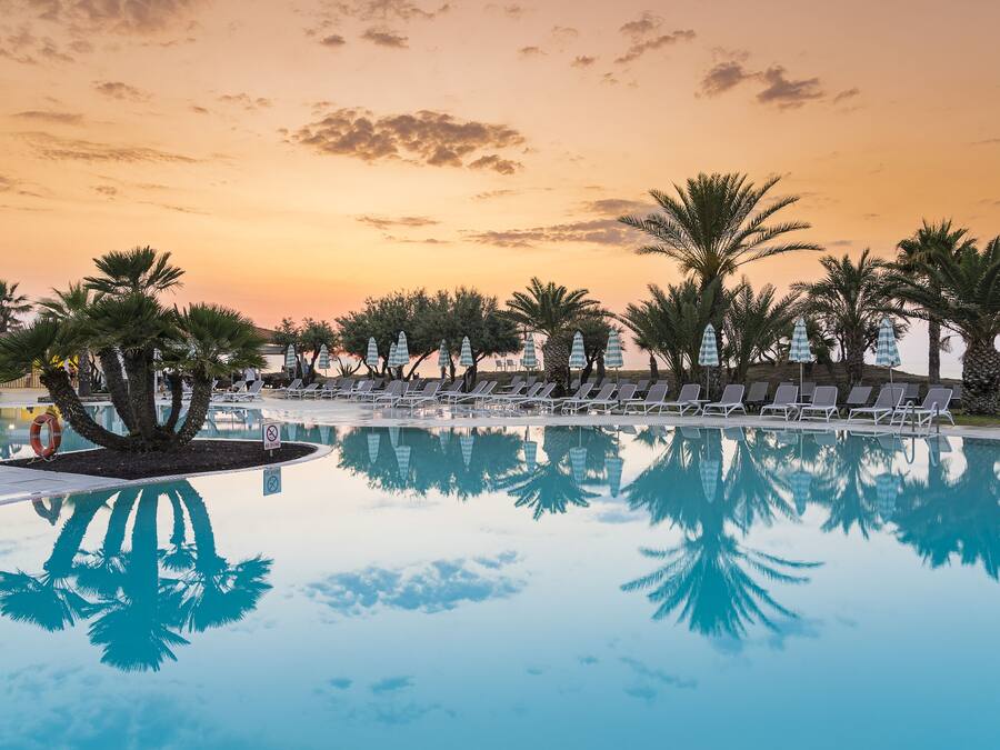 2 udendørs pools, åben fra kl. 10.00 til kl. 19.00, parasoller