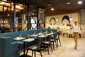 3 restaurants, breakfast, lunch, dinner served; Thai cuisine 