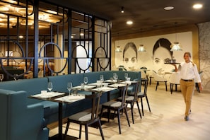 3 restaurants, breakfast, lunch, dinner served; Thai cuisine
