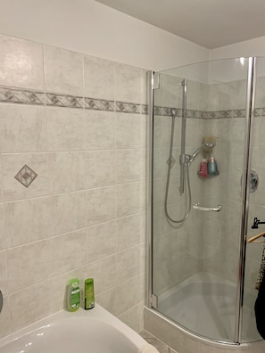 Ensemble douche/baignoire, baignoire Ă jets, sĂšche-cheveux, chaussons