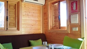 Classic Bungalow | Private kitchen | Coffee/tea maker, full-size fridge, microwave, stovetop - Camping Pueblo Blanco (Olvera)