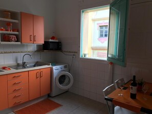 Réfrigérateur, micro-ondes, plaque de cuisson, cafetière/bouilloire
