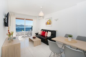 Full-size fridge, microwave, stovetop, coffee/tea maker - Apartamentos Calablanca (Calvia)