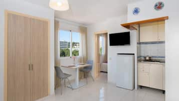 Estudio, balcón | Cocina privada | Refrigerador con congelador, microondas y parrilla de estufa