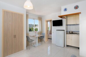 Studio, Balcony | Private kitchen