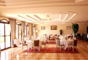 Breakfast, lunch, dinner served; local and international cuisine 