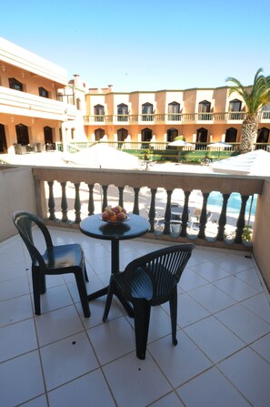 Minibar, Zimmersafe, Schreibtisch, Verdunkelungsvorhänge