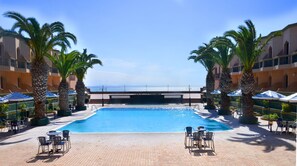 Outdoor pool, pool umbrellas, sun loungers - Atlantique Panorama (Safi)