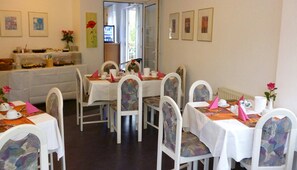 Se ofrece un desayuno bufé todos los días (por un coste adicional)