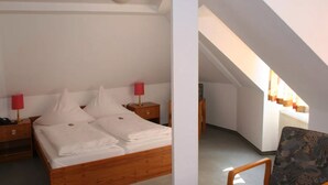 Un dormitorio con una cama de madera, dos mesitas de noche y una silla.