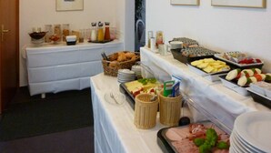 Una mesa de buffet con diversos alimentos y salsas.