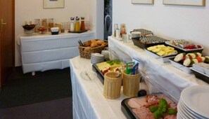 Petit déjeuner buffet (7.50 EUR par personne)