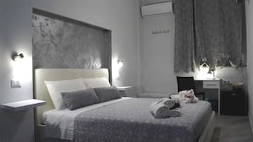 Quarto casal luxo (N.2) | Frigobar, cofres nos quartos, individualmente decorados