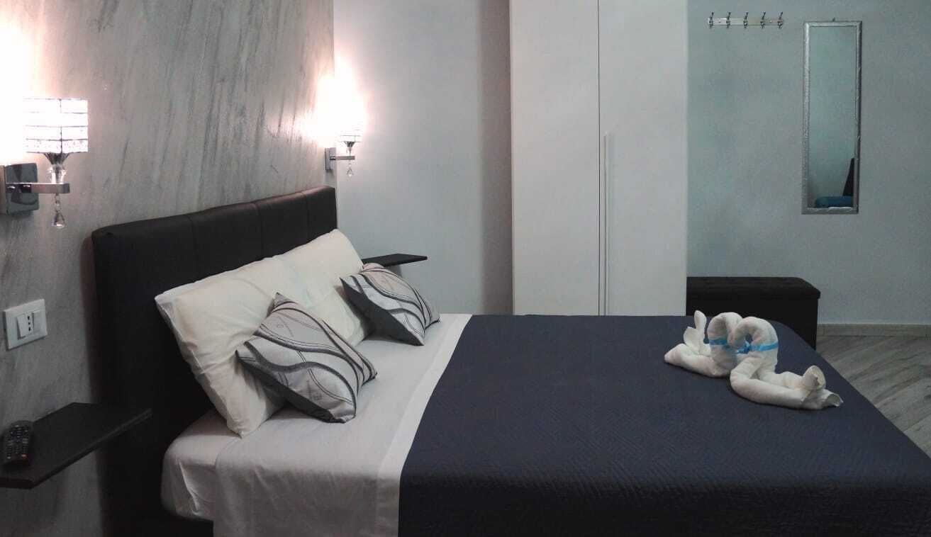 Minibar, caja de seguridad en la habitación y decoración personalizada 