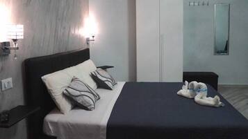 Deluxe Tek Büyük Yataklı Oda (N.3) | Minibar, odada kasa, ayrı ayrı dekore edilmiş, ayrı ayrı döşenmiş