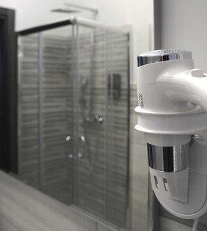 Kamar Double Deluks (N.2) | Kamar mandi | Shower, perlengkapan mandi gratis, pengering rambut, dan handuk