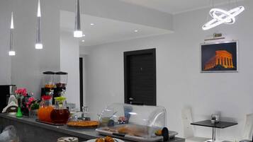 Her gün ücretsiz açık büfe kahvaltı