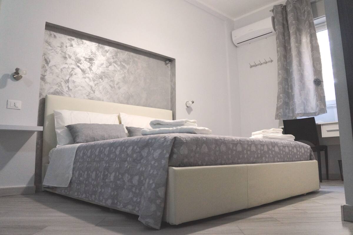 Quarto casal luxo (N.2) | Frigobar, cofres nos quartos, escrivaninha, Wi-Fi de cortesia